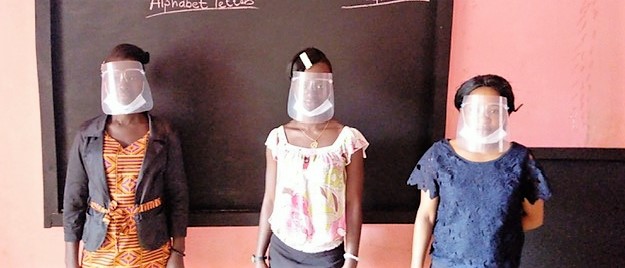 Kiera Chaplin Schule_Lehrerinnen Maske.jpg