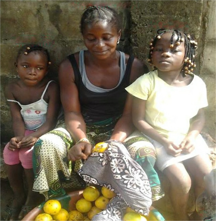 Aminata mit ihren Töchtern, Jebbeh (links) und Mary (rechts) auf dem Markt