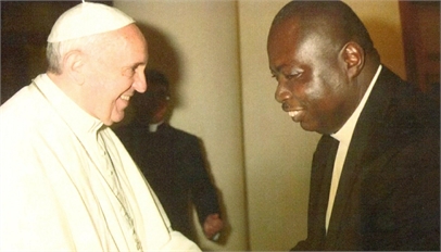 Father Peter Konteh, DFF Präsident Sierra Leone mit dem Papst Franziskus